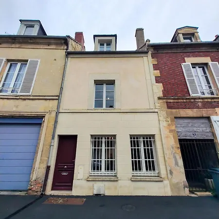 Hébergement de vacances Charmante Petite Maison En Plein Centre *